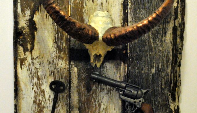 key-retro-skull-installation-revolver-oldboards_t20_P38X9y